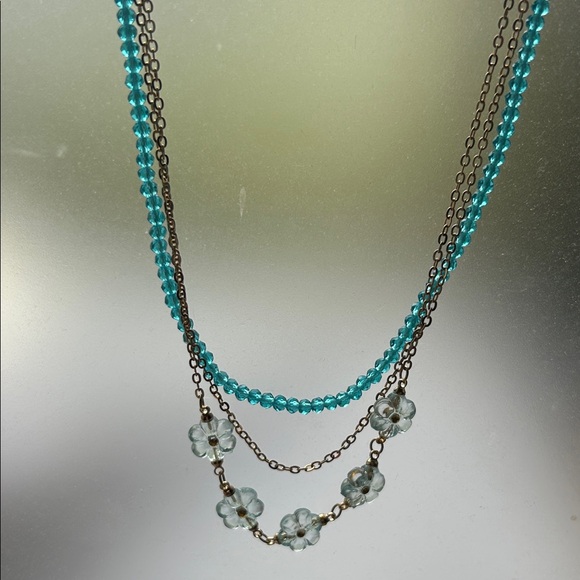 Triple strand necklace With gold tongue, chain and glass flowers, and beads - Picture 2 of 4